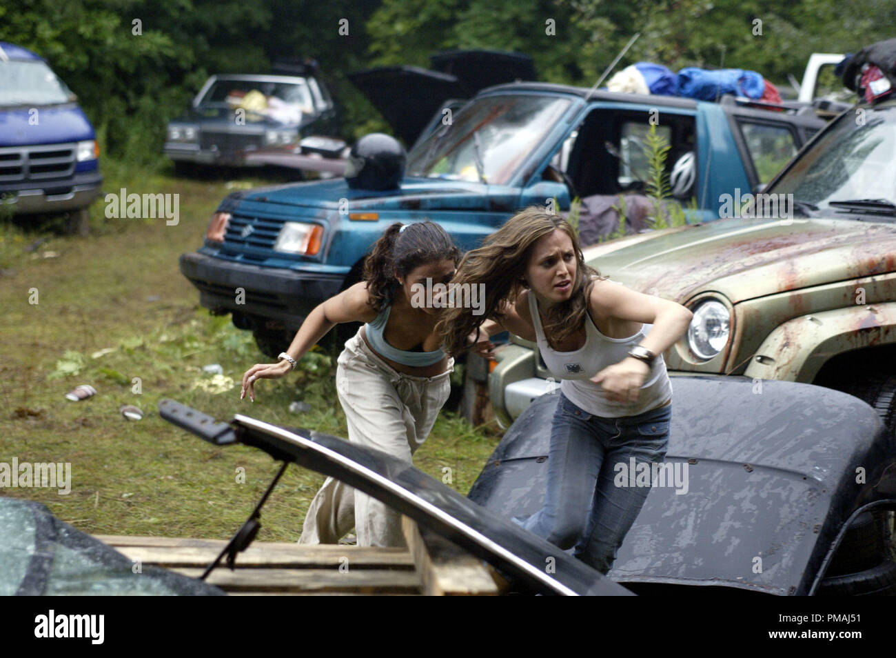 Carly (Emmanuelle Chriqui, links) und Jessie (Eliza Dushku) Versuch, eine verzweifelte Flucht aus ihren unerbittlichen Verfolger. "Wrong Turn" (2003) Stockfoto