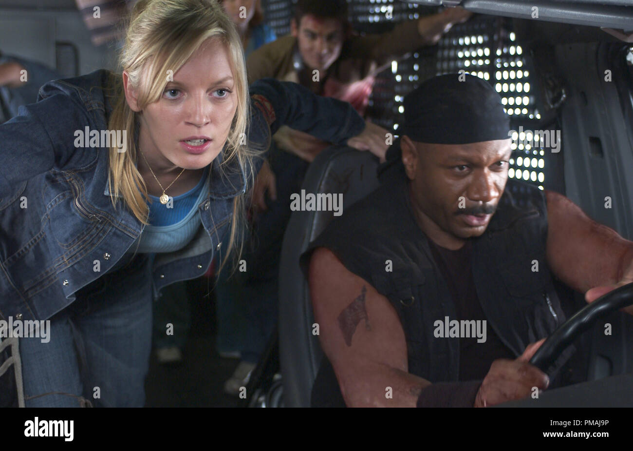 Ana (SARAH POLLEY), Kenneth (VING RHAMES) und die letzten Überlebenden aus Ihrer mall Festung in behelfsmäßigen gepanzerte Fahrzeuge in der Zombie Action-thriller, Dämmerung der Toten. (2004) Stockfoto