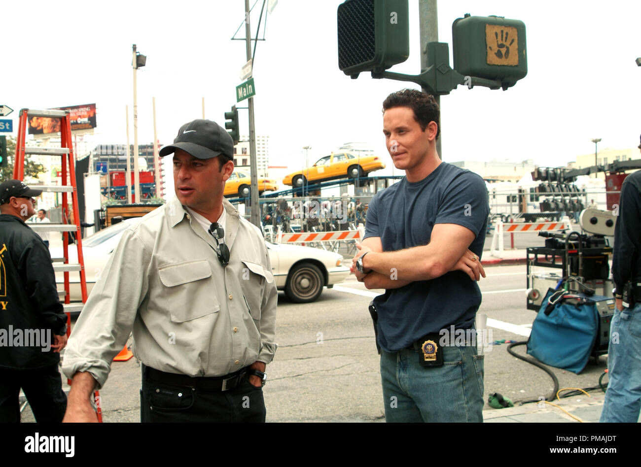 Regisseur Paul Abascal (links) und Schauspieler Cole Hauser auf dem Set von Paparazzi. "Paparazzi" (2004) Stockfoto