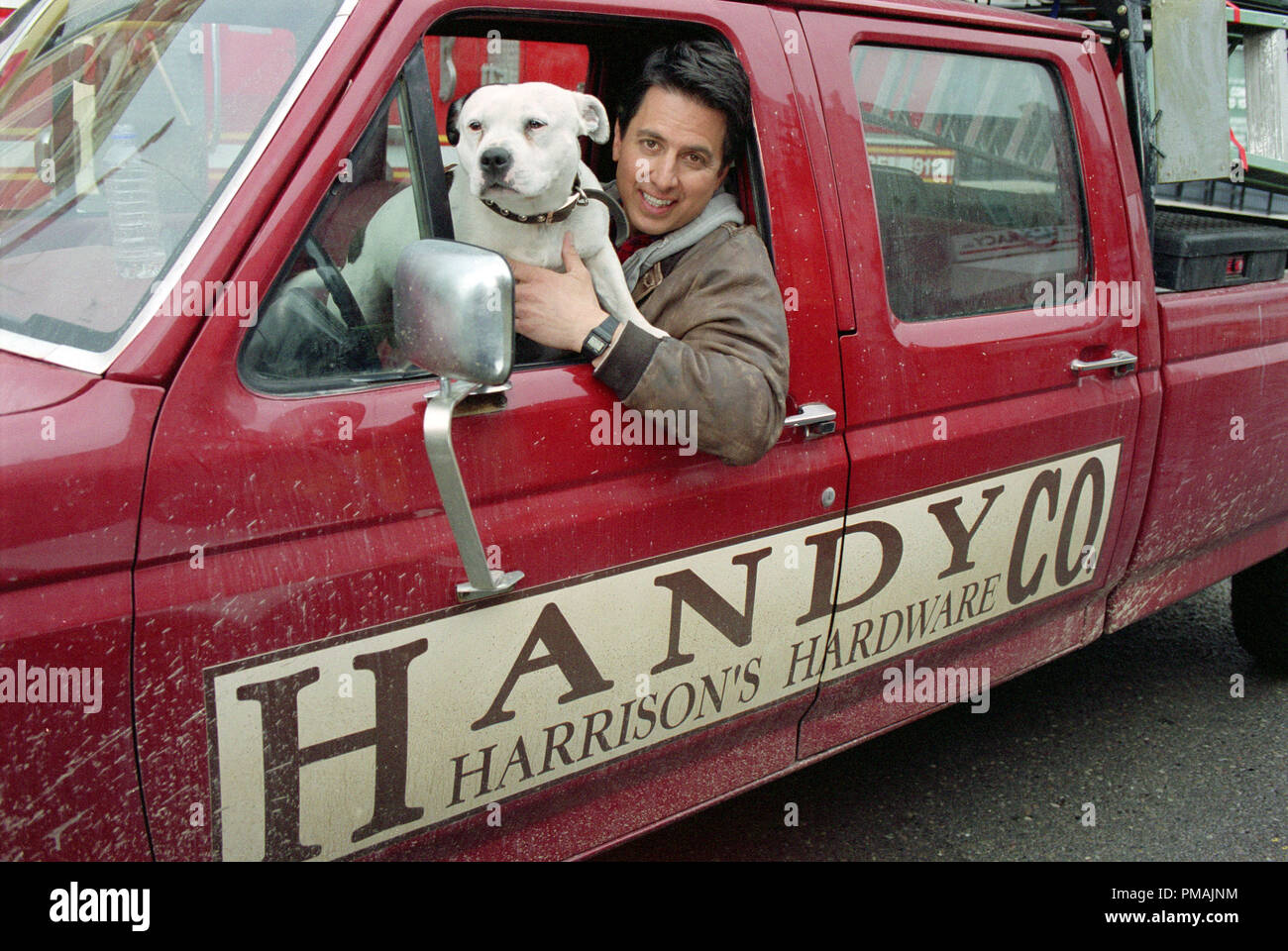 Ray Romano stellt mit seinem Hund Co - Stern am Set von "WILLKOMMEN IN MOOSEPORT. (2004) Stockfoto