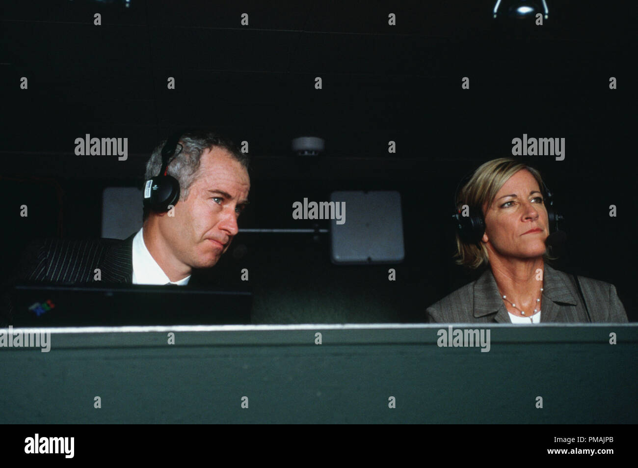 Wimbledon Tennis Champions und Kommentatoren JOHN McENROE und CHRIS EVERT erscheinen als sich selbst in der Arbeit Titel Filme' romantische Komödie Wimbledon. (2004) Stockfoto