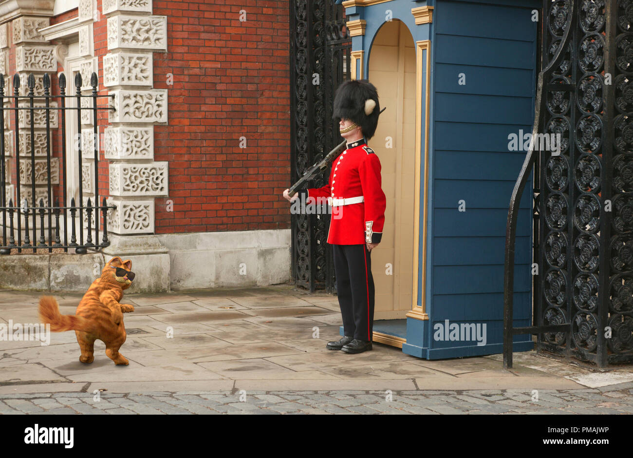 Garfield versucht, Dinge, die für ein kraftvolles Guard zu rütteln am Buckingham Palace' GARFIELD: A TAIL VON ZWEI KÄTZCHEN" (2006) von Twentieth Century Fox. Stockfoto