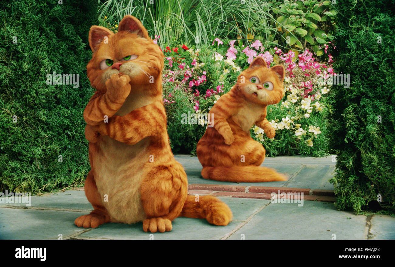 Garfield kommt von Angesicht zu Angesicht - und paw-zu-paw - mit seinem Look-alike, Prince, einem königlichen Feline, die eine Burg "GARFIELD: A TAIL VON ZWEI KÄTZCHEN" (2006) von Twentieth Century Fox geerbt hat. Stockfoto