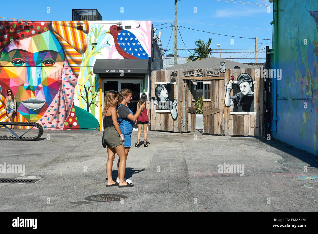 MIAMI, USA - 22. AUGUST 2018: wynwood Wände Miami Graffiti. Wynwood ist ein Stadtteil von Miami, Florida ist bekannt für seine Graffiti und Street Art. Stockfoto