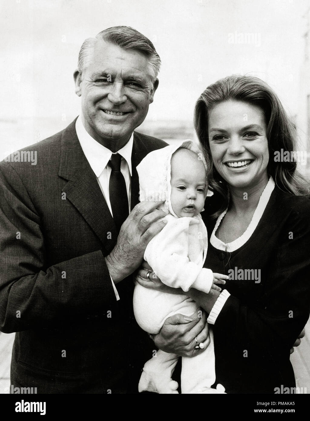 Cary Grant mit seiner vierten Frau Dyan Cannon und ihre Tochter Jennifer bei einem Besuch in England, 1966. Datei Referenz # 33300_351 THA Stockfoto