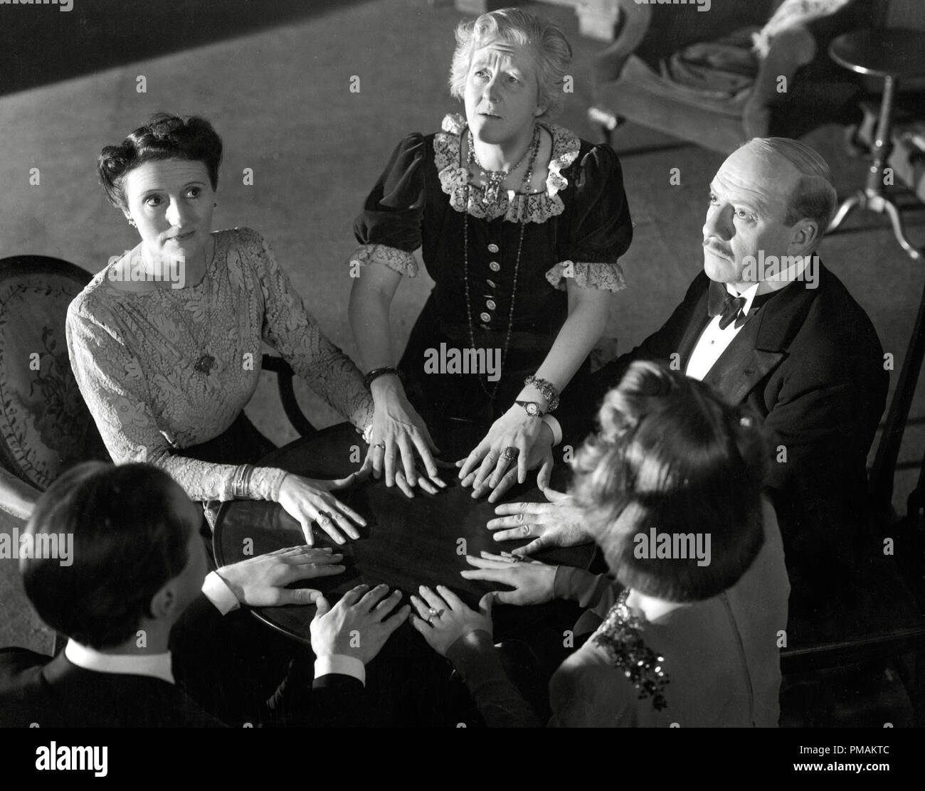 Rex Harrison, Joyce Carey, Margaret Rutherford, Hugh Wakefield, Constance Cummings, "Blithe Spirit" (1945) Allgemeine Film Distributors Datei Referenz # 33300 705 THA Stockfoto