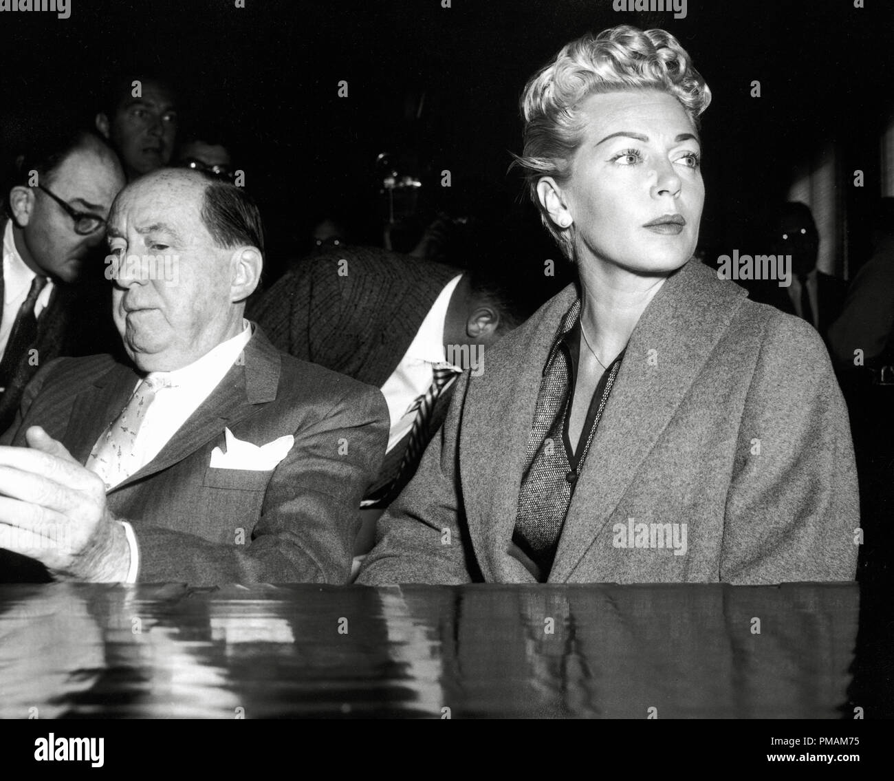 Lana Turner und Rechtsanwalt Jerry Geisler am Johnny Stompanato Mordversuch (1958) Datei Referenz # 33300 994 THA Stockfoto