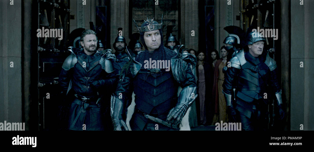 (LR) PETER FERDINANDO als Earl von Mercia, JUDE LAW als Vortigern und