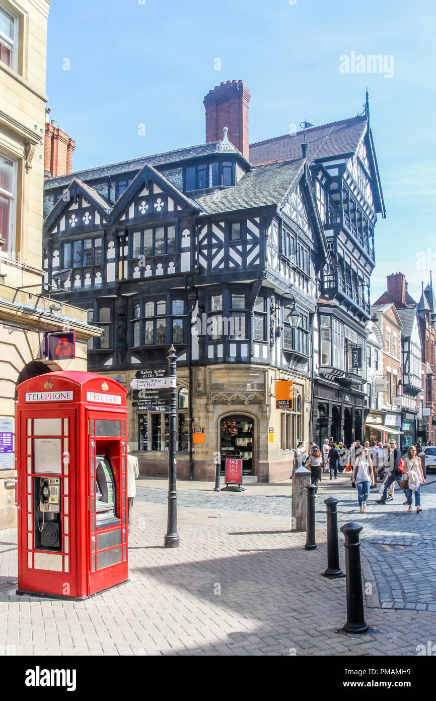 Chester, England - 16. August 2016: Timber framed Gebäude am Eastgate Street. Die Stadt ist berühmt für Elisabethanischen Gebäude. Stockfoto