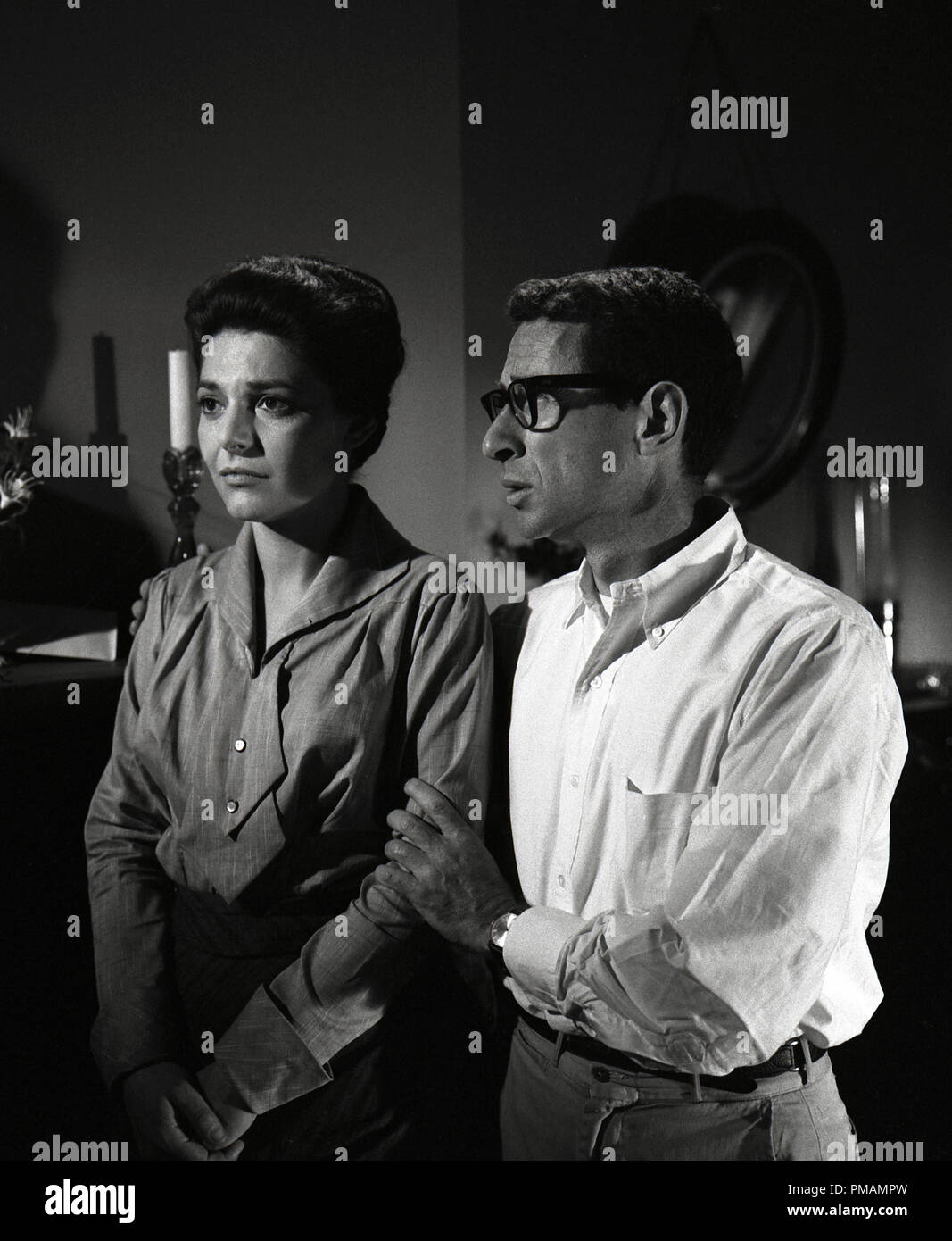 Anne Bancroft Mit Regisseur Arthur Penn Wahrend Der Dreharbeiten Zu Die Wundertater 1962 United Artists Datei Referenz 33505 004 Tha Stockfotografie Alamy