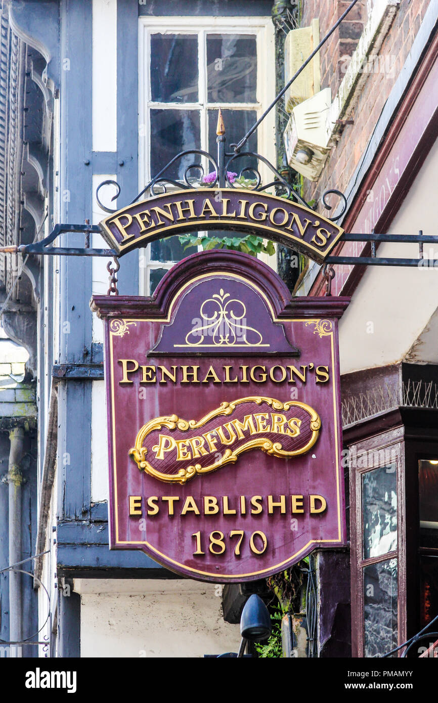 Chester, England - 16. August 2016: Zeichen für die Marke Penhaligon Parfümeur Shop, im Jahr 1870 gegründet. Stockfoto