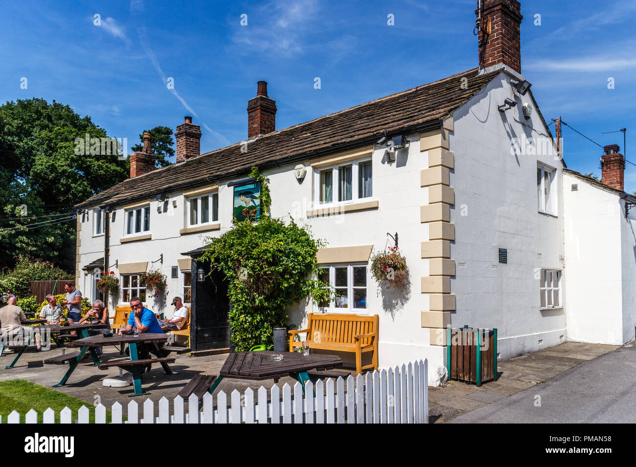 Cheshire, England - 16.augist 2016: The Bird in Hand Public House. Ein traditionelles englisches Pub mit Biergarten. Stockfoto
