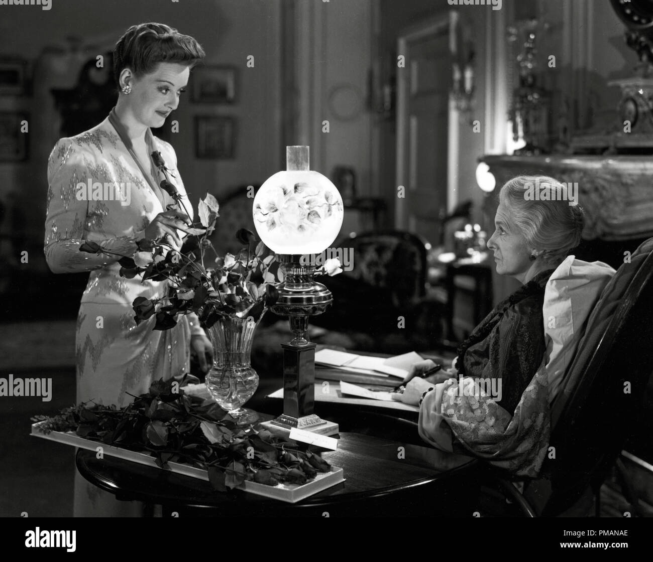 Film still/Publicity still von 'Now, Voyager' Gladys Cooper, Bette Davis 1942 Warner Brothers - No Release - for redtorial Use File Reference # 33505 466THA Stockfoto