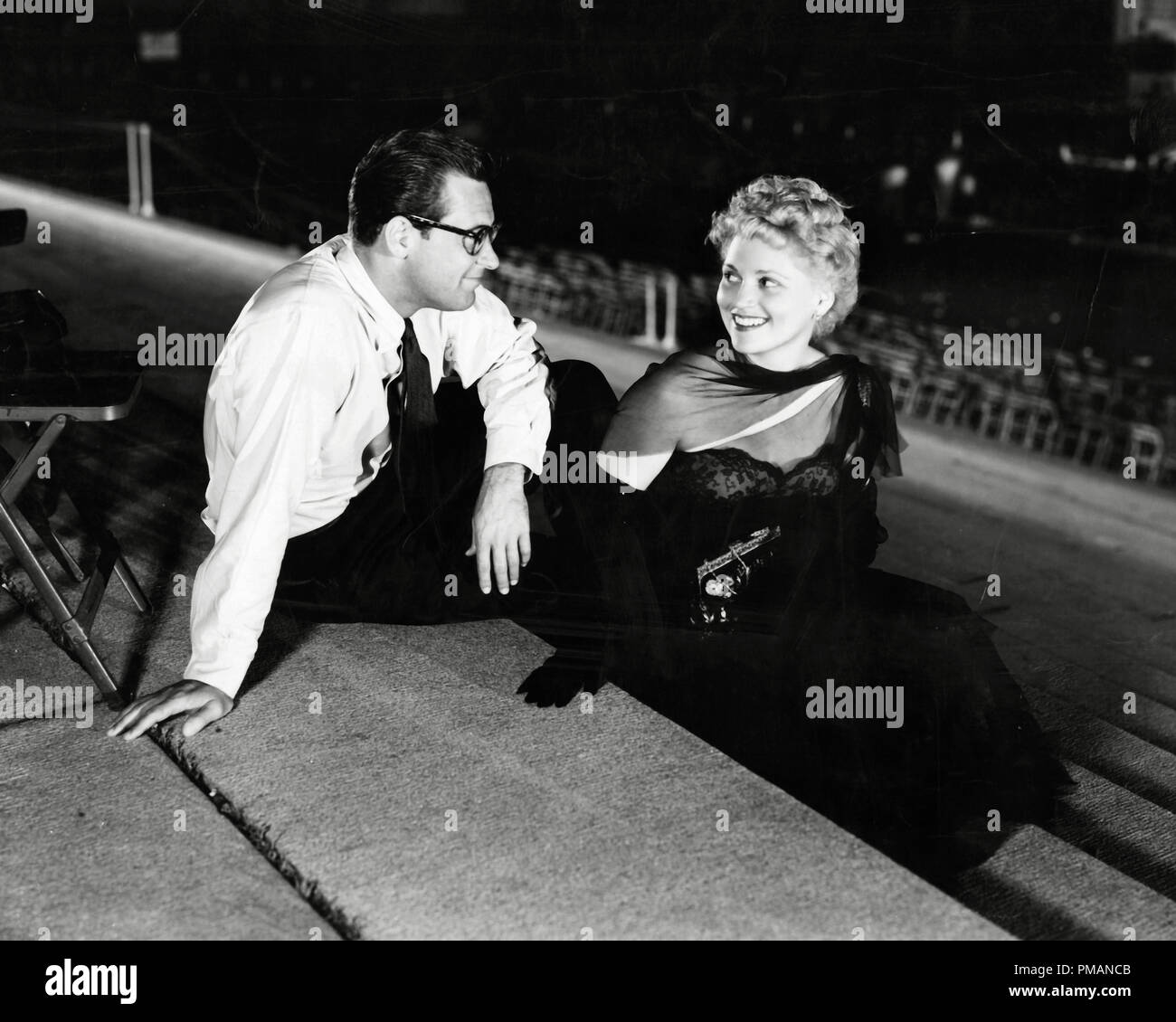 Film still/Publicity still von „Born Yourself“ William Holden, Judy Holliday 1950 Columbia - No Release - for redtorial Use File Reference # 33505 514THA Stockfoto