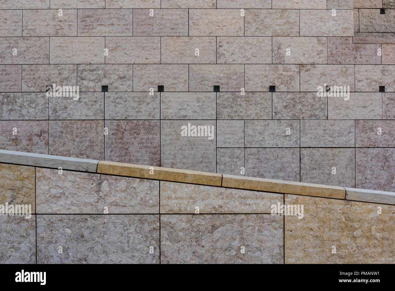 Symmetrische horizontale senkrechten Linien der Steine der modernen Architektur Fassade der öffentlichen Gebäude Stockfoto