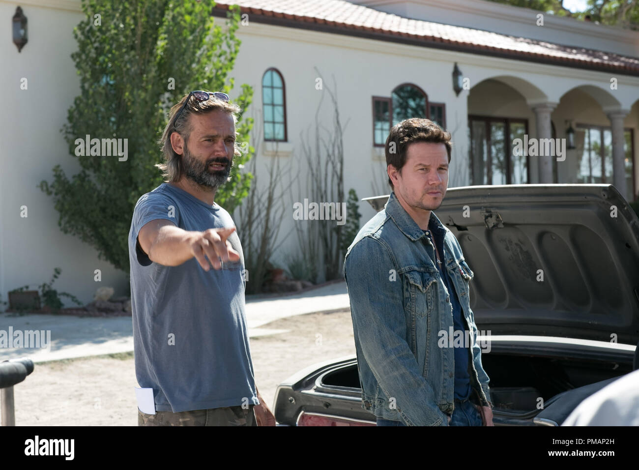 (L und R) Regisseur BALTASAR KORMAKUR und Mark Wahlberg als Stig am Set von "2 Guns', Stockfoto