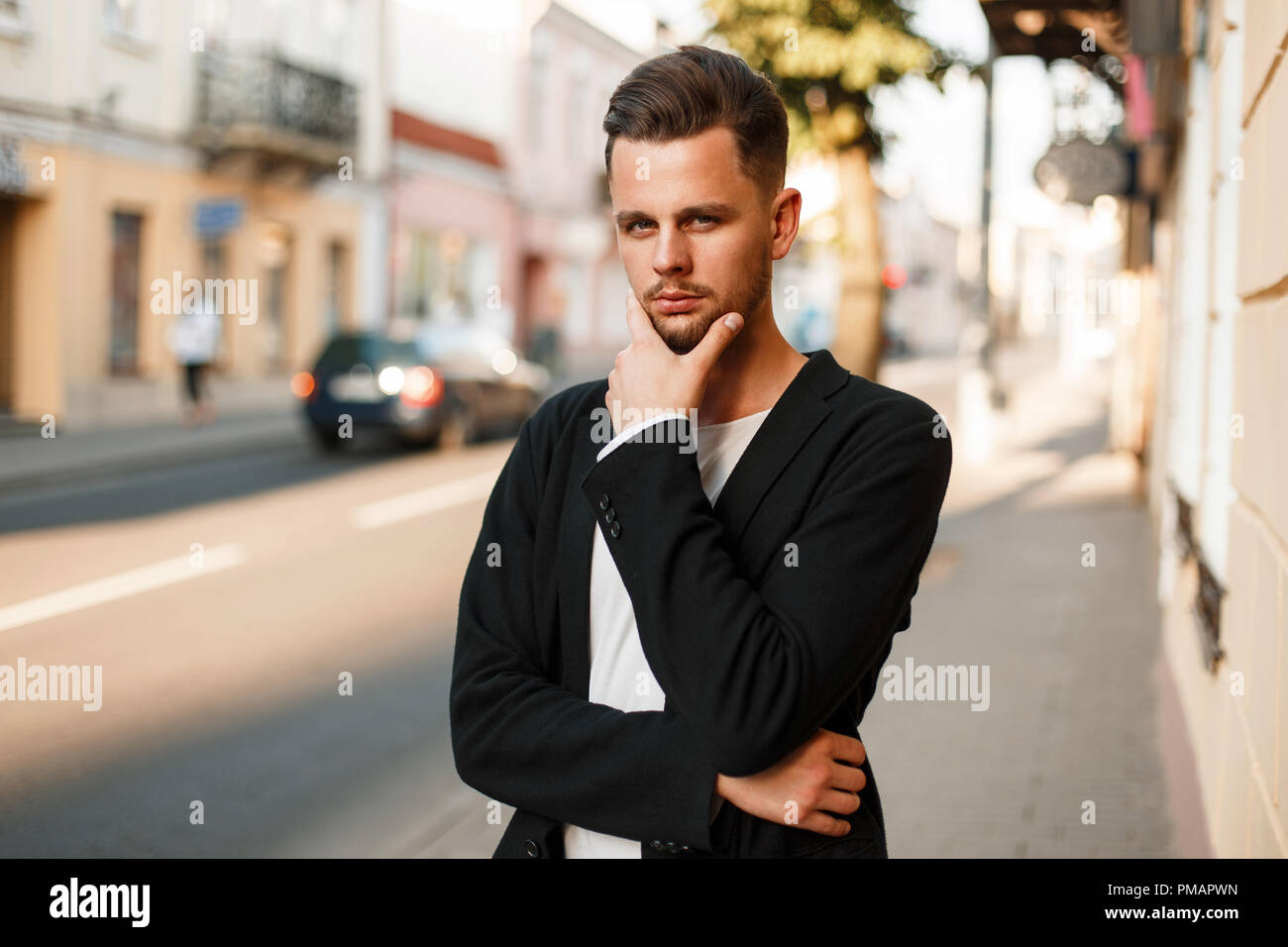 Schöne stilvolle junger Mann in Business Kleidung auf der Straße stellen Stockfoto