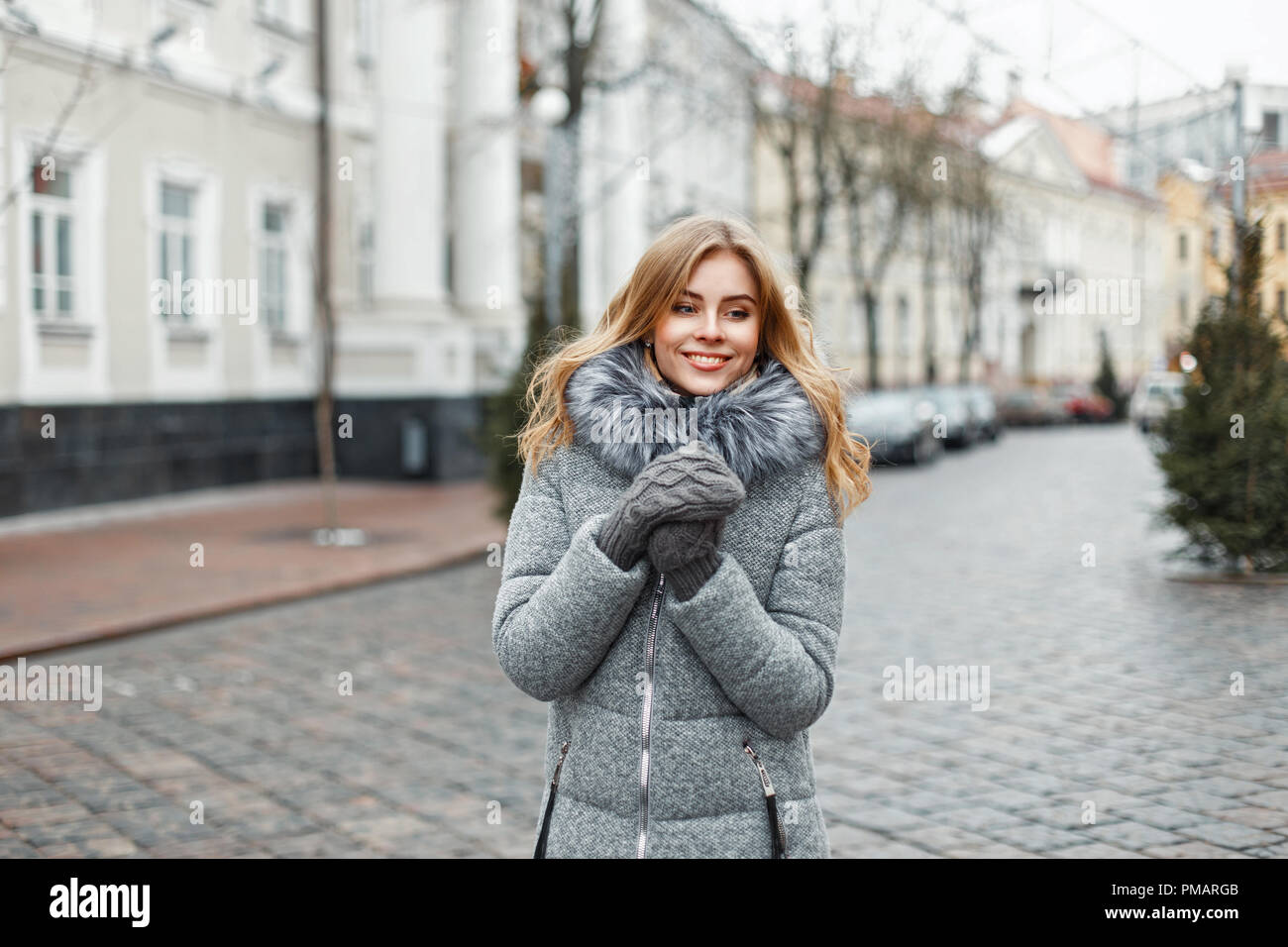 Stilvolle schöne Frau im Winter Mode Kleidung in der Stadt. Stockfoto