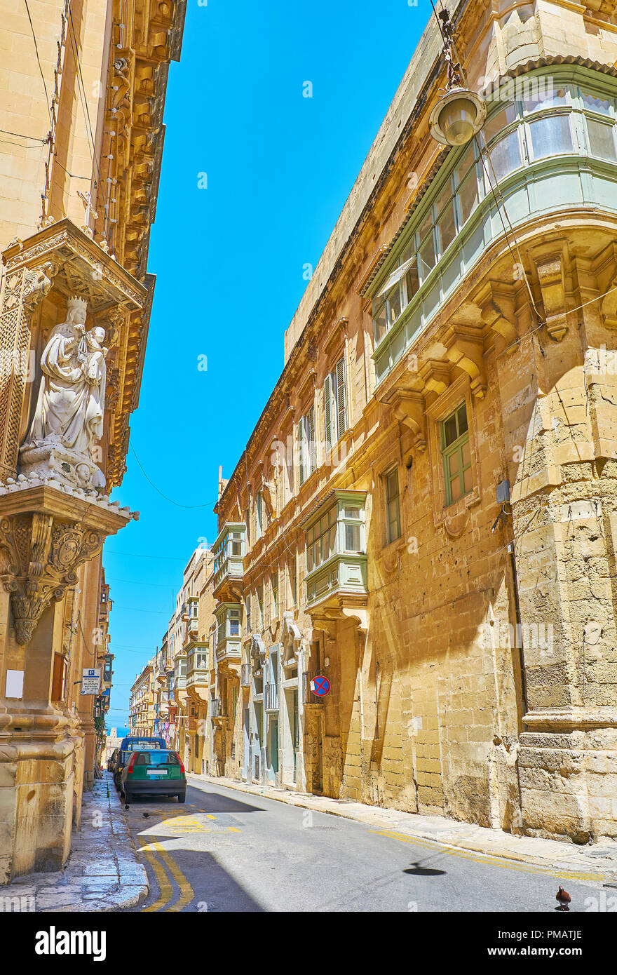 Der Kalkstein Gebäude in Alte Münze Straße an der Ecke Statue Unserer Lieben Frau auf dem Berg Karmel in der Wand, in der Karmeliterkirche, Valletta, Malta. Stockfoto