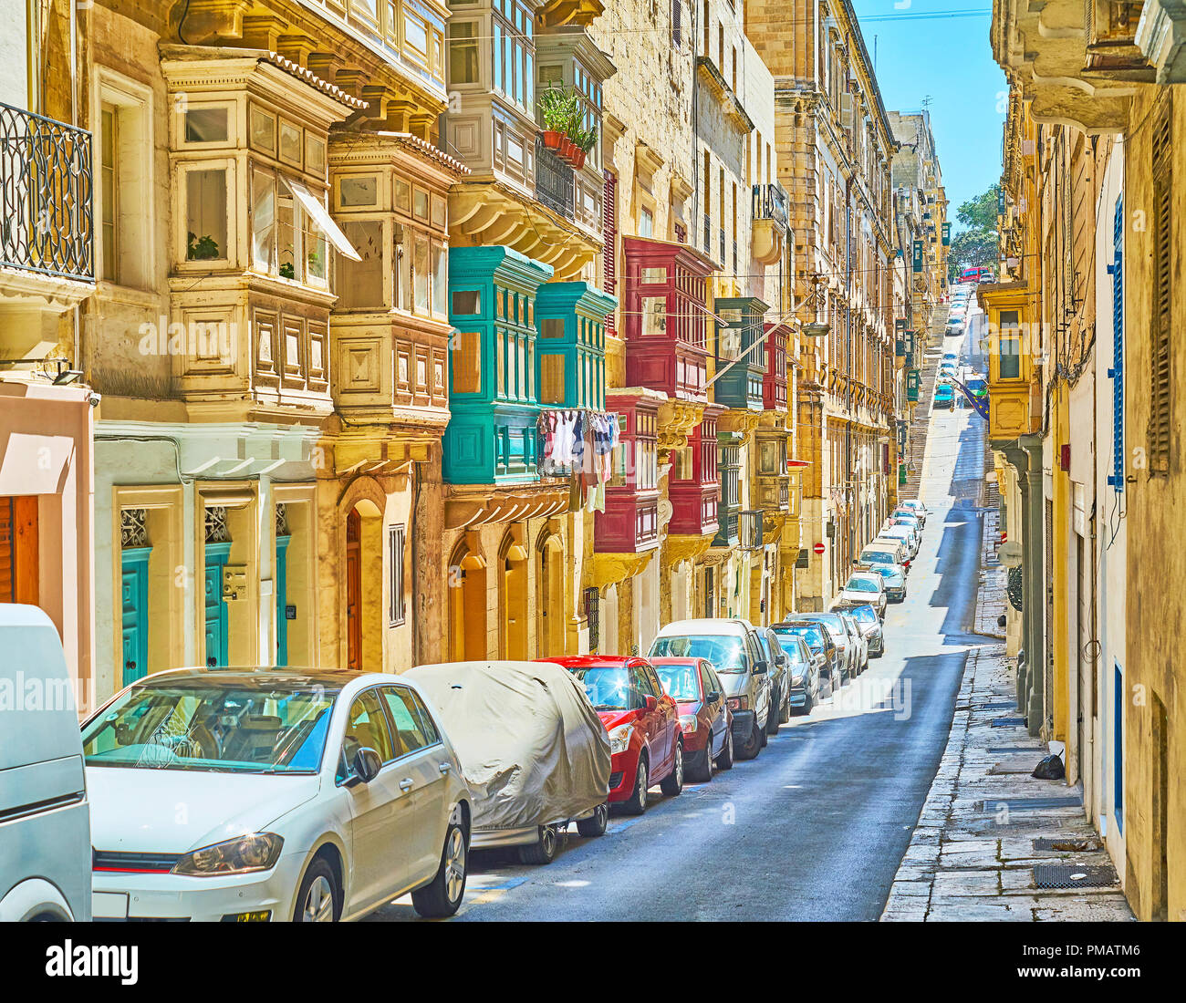 Die hügelige Landschaft von Valletta dreht seine Straßen in die Anstiege und Abfahrten, Alte Münze Straße, Malta. Stockfoto
