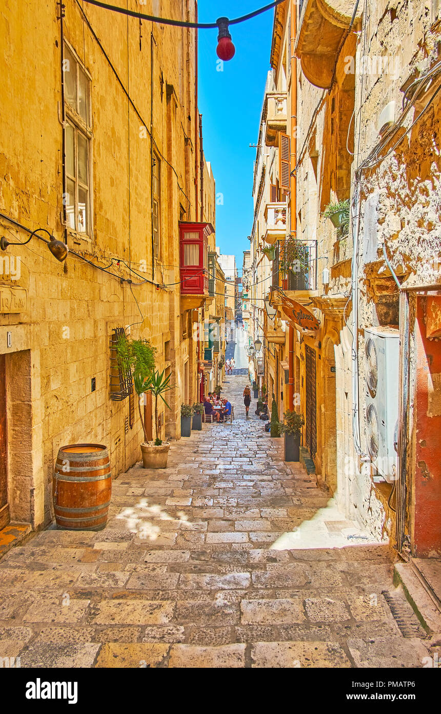 VALLETTA, MALTA - 17. Juni 2018: Die Treppe in der Meerenge Straße, voll von kleinen Cafés und Bars, die am 17. Juni in Valletta Stockfoto