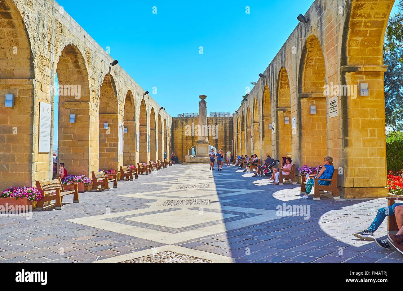 VALLETTA, MALTA - 17. JUNI 2018: die Menschen auf den Bänken in den schattigen Teil der Terrasse der oberen Barrakka Gärten entspannen, am 17. Juni in Valletta Stockfoto