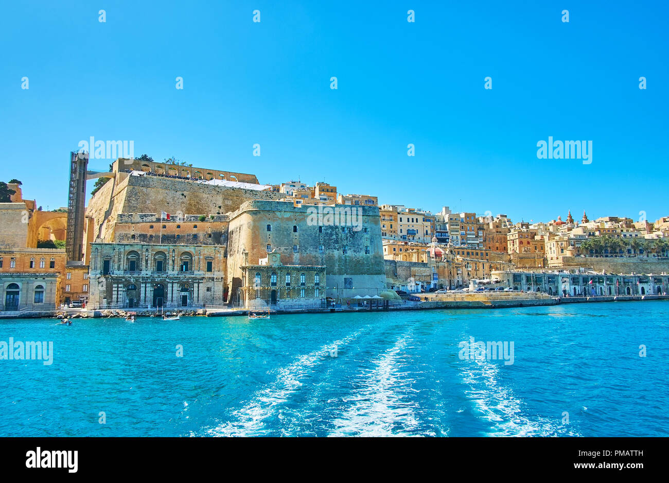 Die angenehme Reise zu drei Städte entlang des Grand Harbour von Valletta mit Blick auf die mittelalterlichen Stadtmauern und Bastionen, historischen Villen, Kirchen Stockfoto