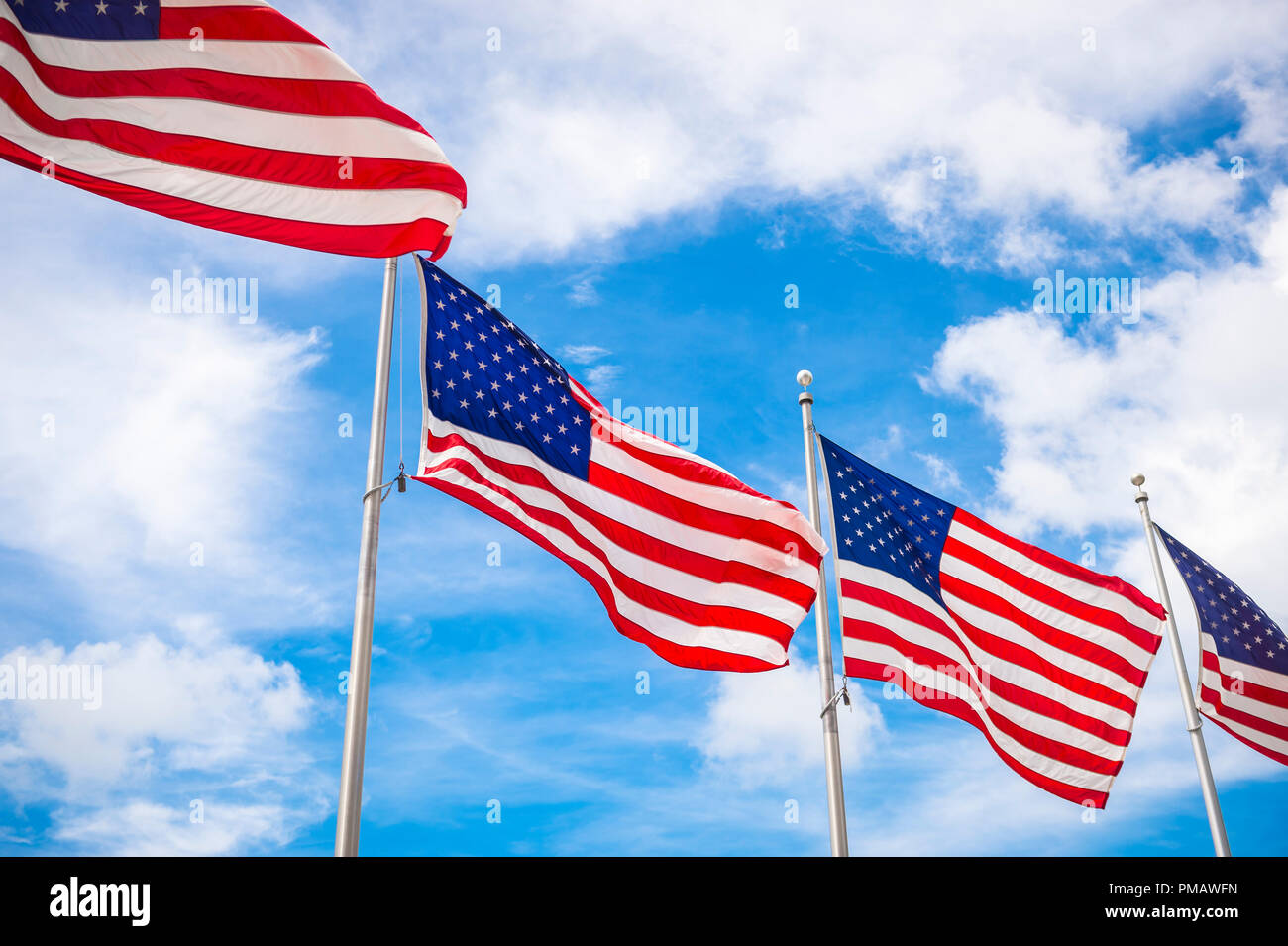 Zeile von uns Sterne und Streifen Fahnen im Wind flattern Stockfoto