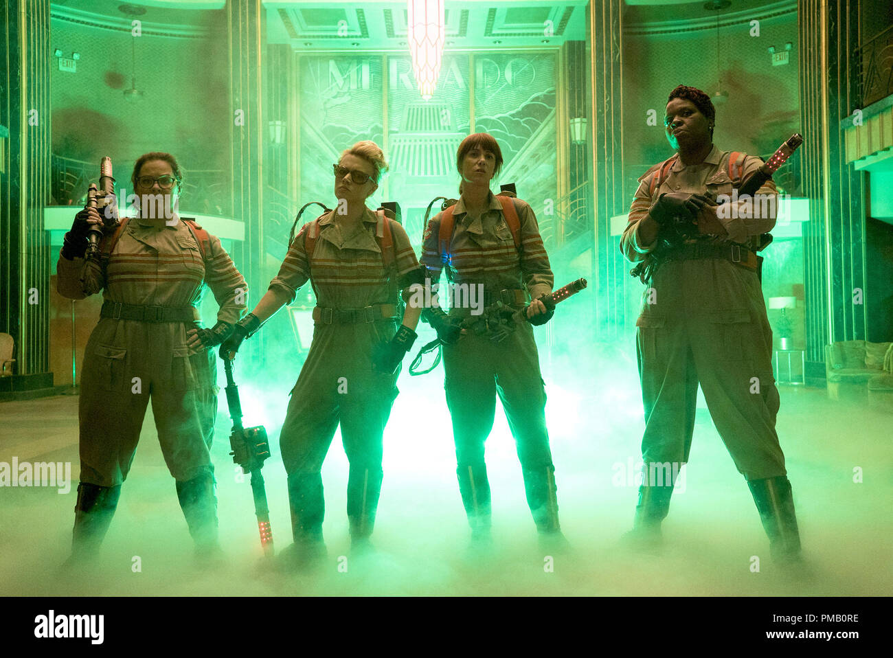 Die Ghostbusters Abby (Melissa McCarthy), Holtzmann (Kate McKinnon), Erin (Kristen Wiig) und Patty (Leslie Jones) innerhalb des Mercado Hotel Lobby in Ghostbusters Columbia Pictures'. Stockfoto