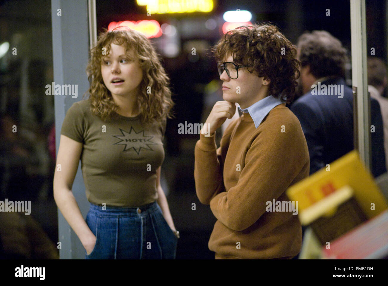 Alison Pill (links) und Emile Hirsch (rechts) Stern als real-life gay Bürgerrechtler Anne Kronenberg und Cleve Jones bzw. in Director Gus Van Sant's Milch, ein Focus Features frei. "Milch" (2008) Focus Features Stockfoto