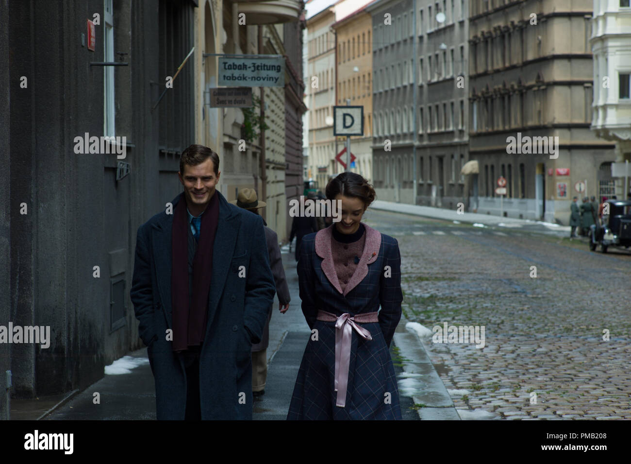 Jamie Dornan (links) Stars wie Jan Kubiš und Charlotte Le Bon Stars wie Marie Kovárníková in Direktor Sean Ellis' ANTHROPOIDEN, ein Bleecker Street. (2016) Stockfoto