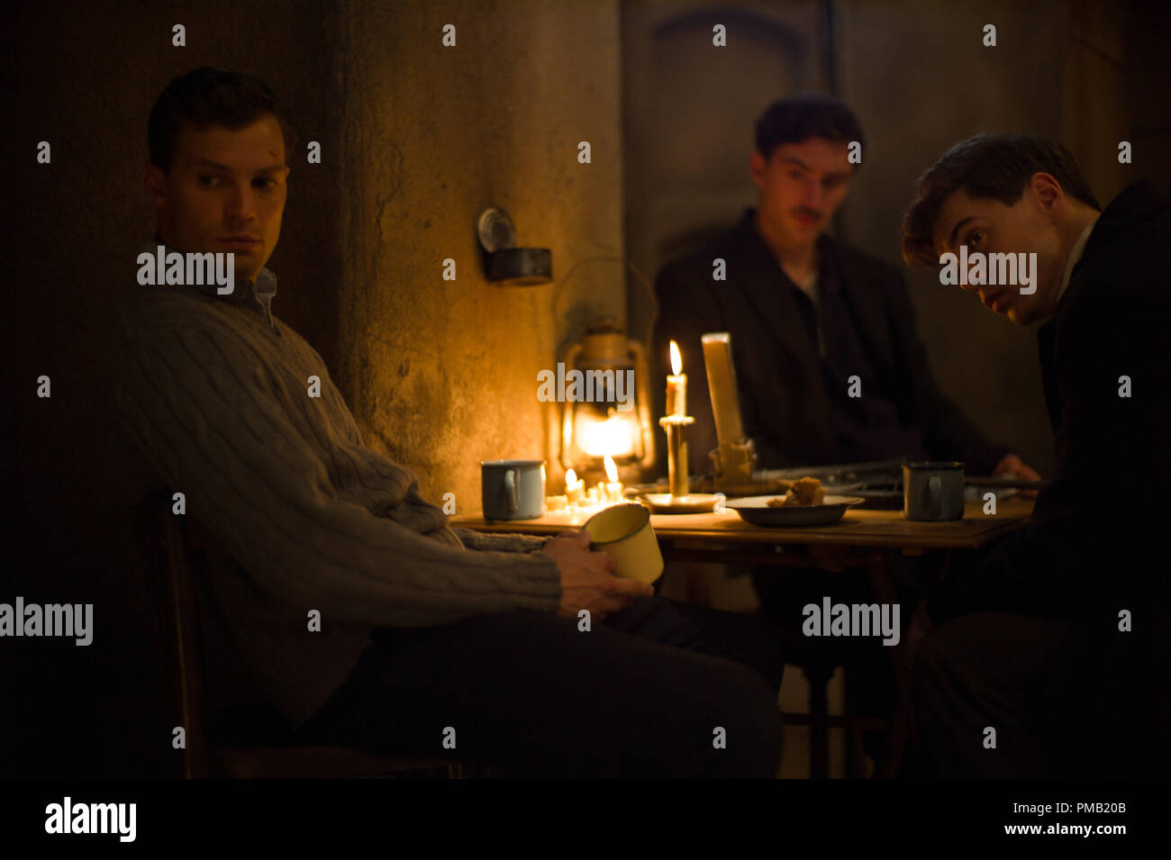 Jamie Dornan (links) Stars wie Jan Kubiš und Cillian Murphy (rechts) Stars wie Josef Gabcík in Direktor Sean Ellis' ANTHROPOIDEN, ein Bleecker Street. (2016) Stockfoto