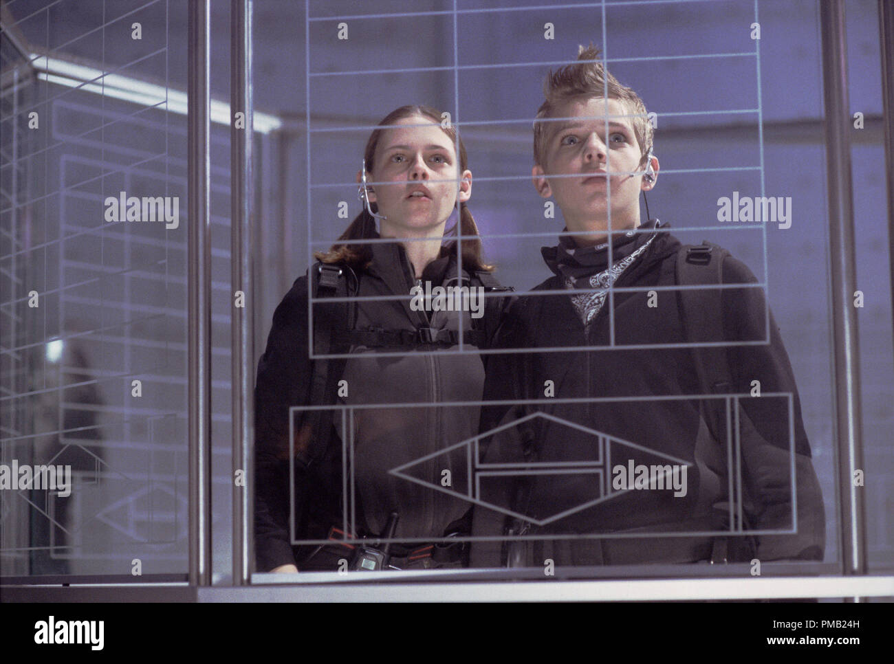 Kristen Stewart und Max thieriot Gesicht einige High-tech Herausforderungen bei ihren waghalsigen Mission. 'Catch, dass Kid" (2003) Stockfoto