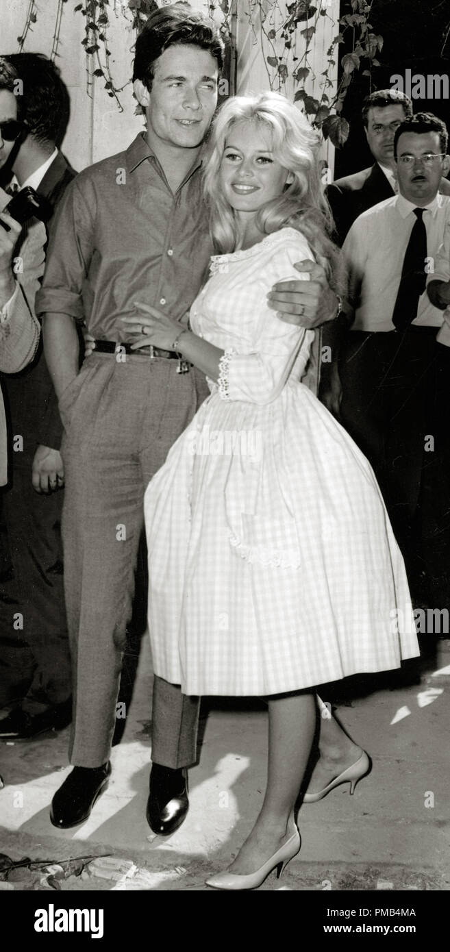 Brigitte Bardot Mit Ihrem Ehemann Jacques Charrier Und Neugeborenen Sohn Nicolas Jacques Stockfotografie Alamy
