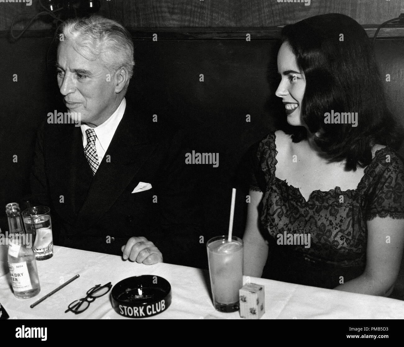 Charles Chaplin und Oona O'Neill Chaplin im Stork Club um 1947 Aktenzeichen # 33536 509THA Stockfoto
