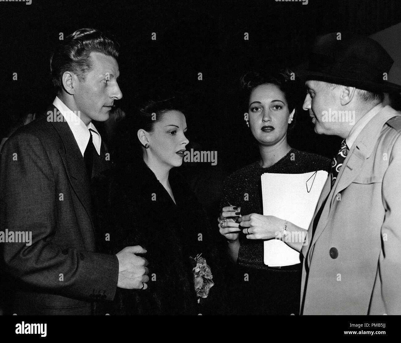 Danny Kaye, Dorothy Lamour, Judy Garland und Jack Benny bei ihrer „Command Performance“ bei CBS Radio 1944 File Reference # 33536 575THA Stockfoto