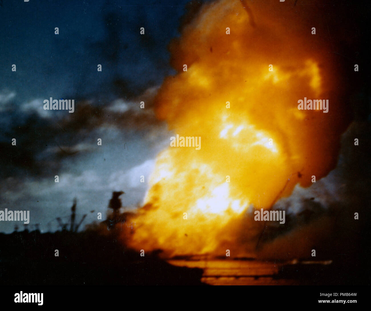 USS Arizona (BB-39) in Brand, sofort nach der Explosion von ihr zu Zeitschriften, 7. Dezember 1941. Frame abgeschnitten von einer Farbe motion picture aus an Bord der USS Solace (AH-5). Stockfoto