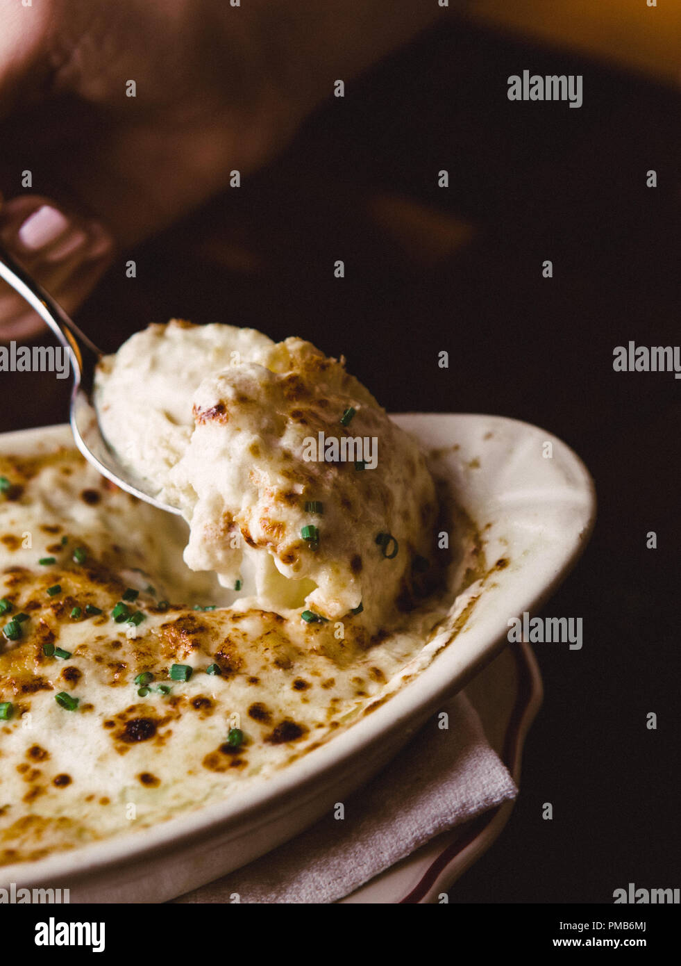 Wunderschöne Beilagen von Gnoccis, Salaten, Gemüse, Pasta und Kartoffeln für das französisch-amerikanische Steakhouse-Restaurant in Atlanta. Stockfoto
