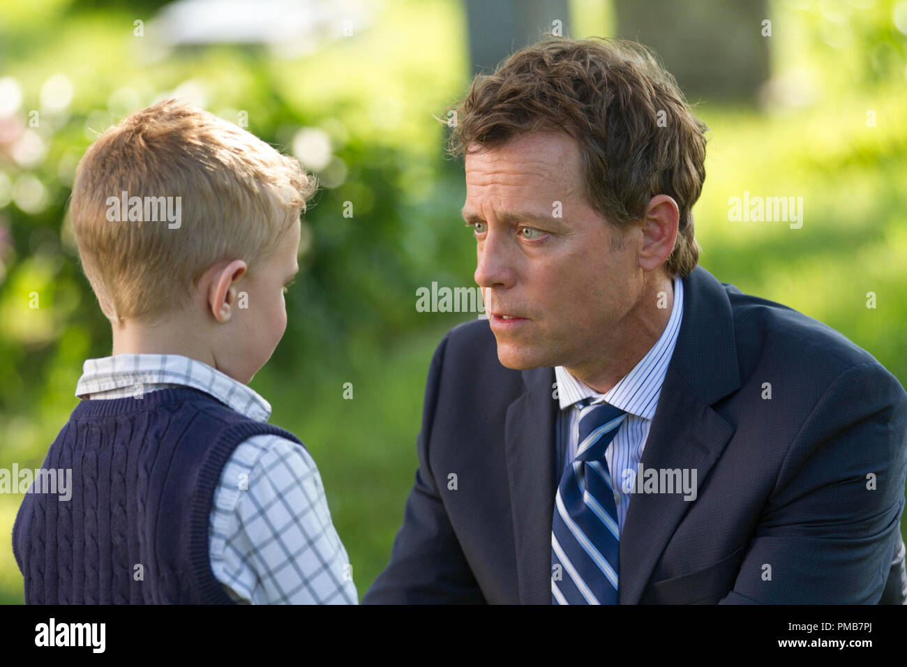 Colton Burpo (Connor Corum) erzählt Todd (Greg Kinnear) er Pop in TriStar Pictures' Himmel erfüllt ist. Stockfoto