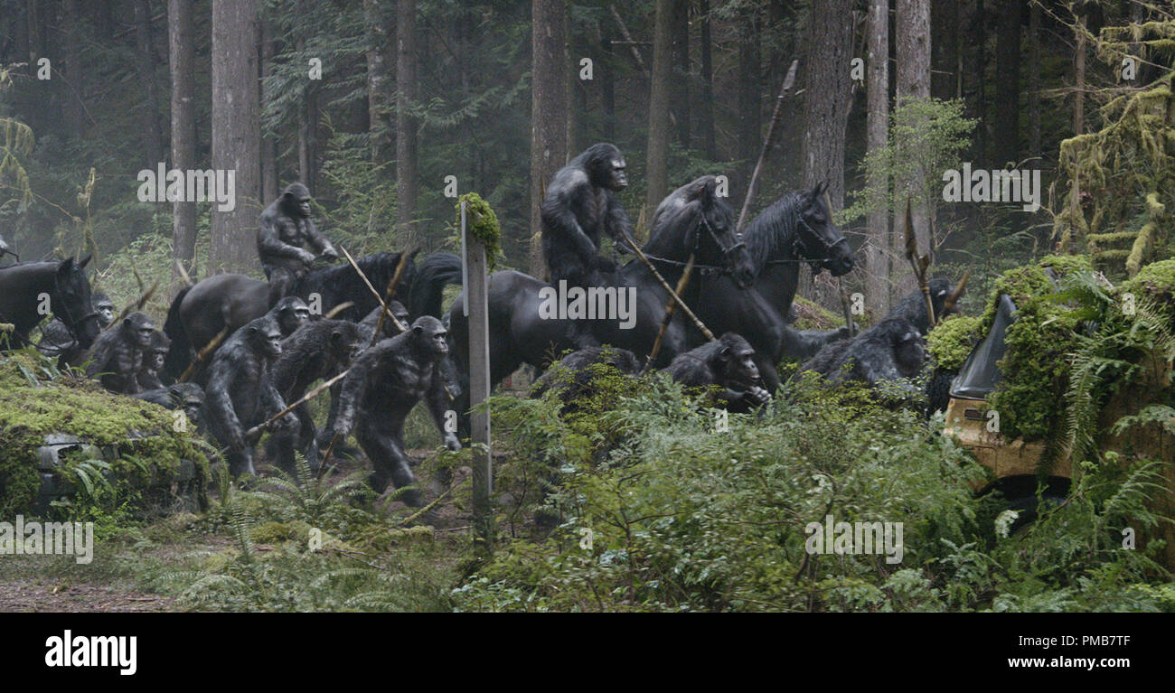 Dämmerung der Planet der Affen eine wachsende Nation von gentechnisch entwickelten Affen durch ein Band der menschlichen Überlebenden des verheerenden Virus bedroht wird entfesselt ein Jahrzehnt zuvor. Stockfoto