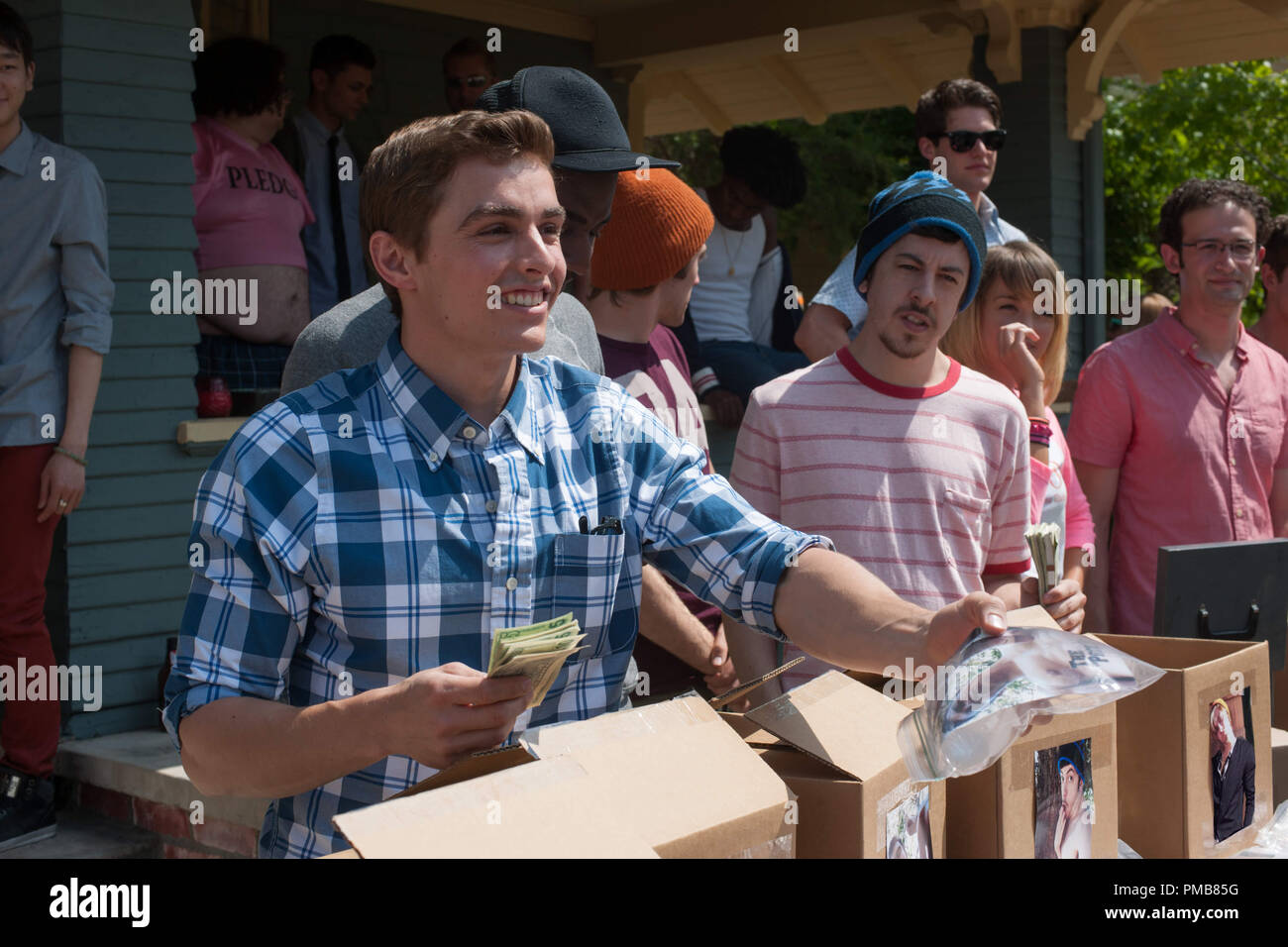 (L/R, Center) frat Brüder Pete (DAVE FRANCO) und Scoonie (CHRISTOPHER MINTZ - plasse) in "Nachbarn", eine Komödie über ein junges Paar, das Leiden von Arrested Development, die gezwungen sind, neben einer Bruderschaft Haus zu Leben nach der Geburt ihres neugeborenen Babys. Stockfoto