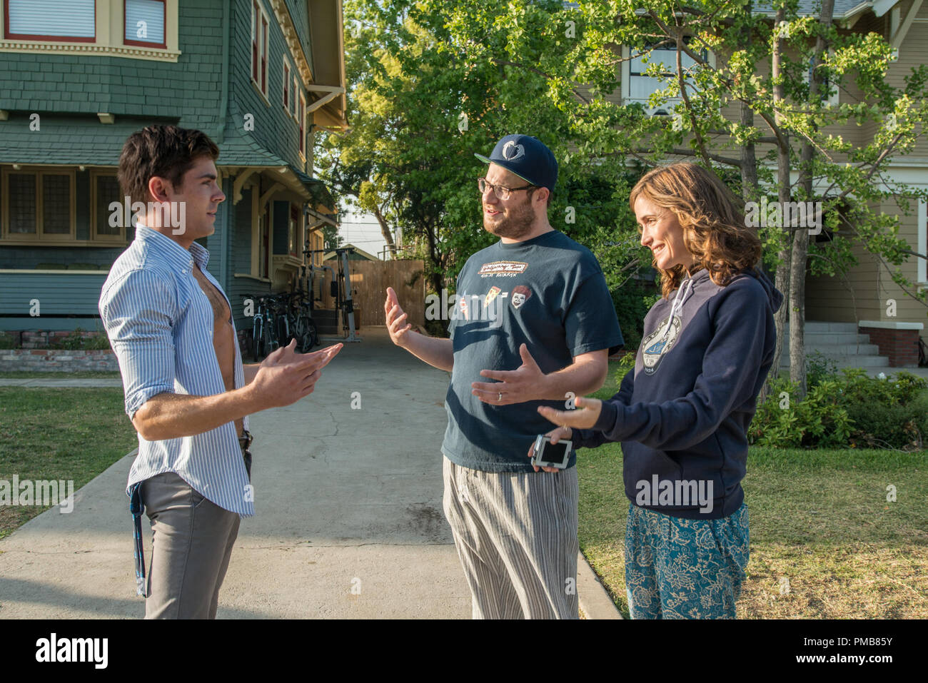 Teddy Sanders (Zac Efron) hat ein Schwätzchen mit den Nachbarn Mac (Seth Rogen) und Kelly Radner (ROSE BYRNE) in "Nachbarn", eine Komödie über ein junges Paar, das Leiden von Arrested Development, die gezwungen sind, neben einer Bruderschaft Haus zu Leben nach der Geburt ihres neugeborenen Babys. Stockfoto