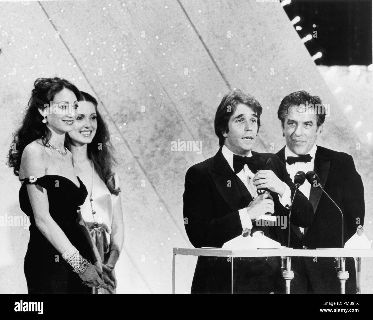 John Cassavettes präsentiert Henry Winkler mit einem Golden Globe für seine 'Happy Days' Fernsehen Rolle der "Fonze" auf der 35. jährlichen Golden Globe Awards, 1978. © GFS/Hollywood Archiv - Alle Rechte vorbehalten File Reference # 32337 140 THA Stockfoto