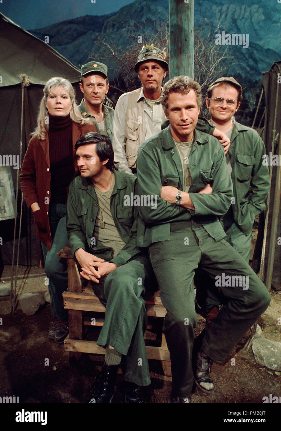 Wayne Rogers, Gary Burghoff, McLean Stevenson, Loretta Swit, Larry Linville, Alan Alda bin. A.S.H." ca. 1974 CBS Datei Referenz # 32337 249 THA Stockfoto