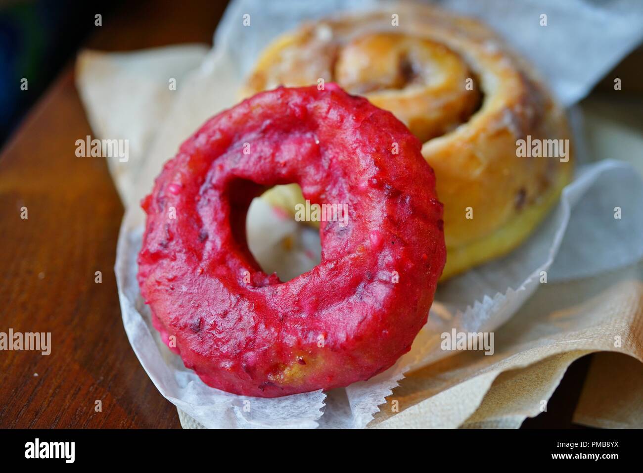 Eine vegane frittierte Krapfen Gebäck an der Zimt Schnecke Bäckerei in New York City Stockfoto