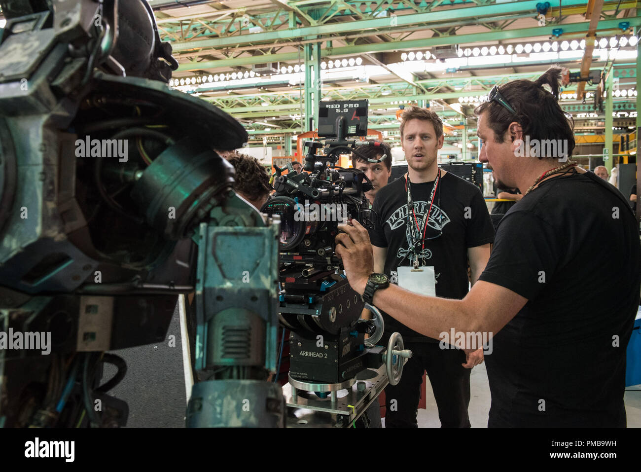 Regisseur Neill Blomkamp und ein Kameramann Manoel Ferreira auf dem Set von Columbia Pictures' CHAPPIE. Stockfoto