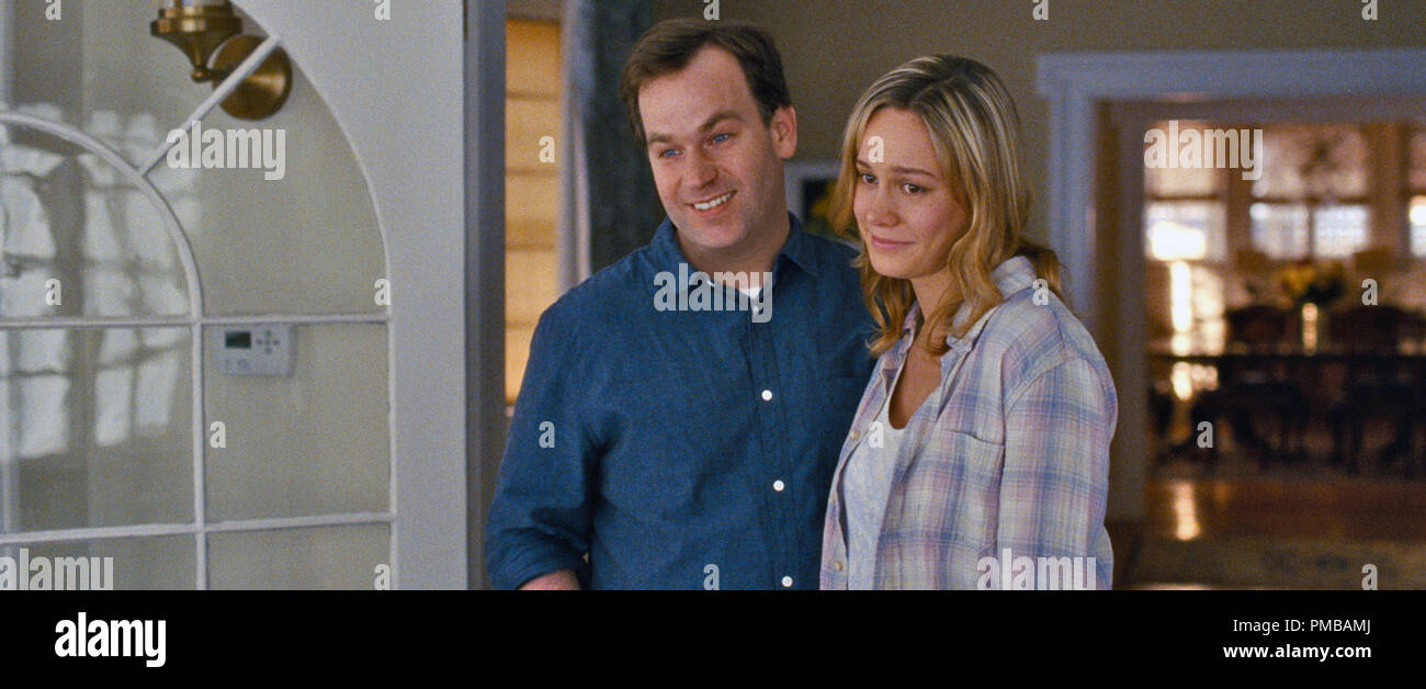 Tom (MIKE BIRBIGLIA) auf Amy's Schwester verheiratet, Kim (BRIE LARSON), in 'Trainwreck' Stockfoto