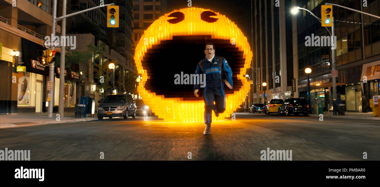Pac-Man jagt Ludlow (Josh Gad) in Pixel Columbia Pictures'. Stockfoto