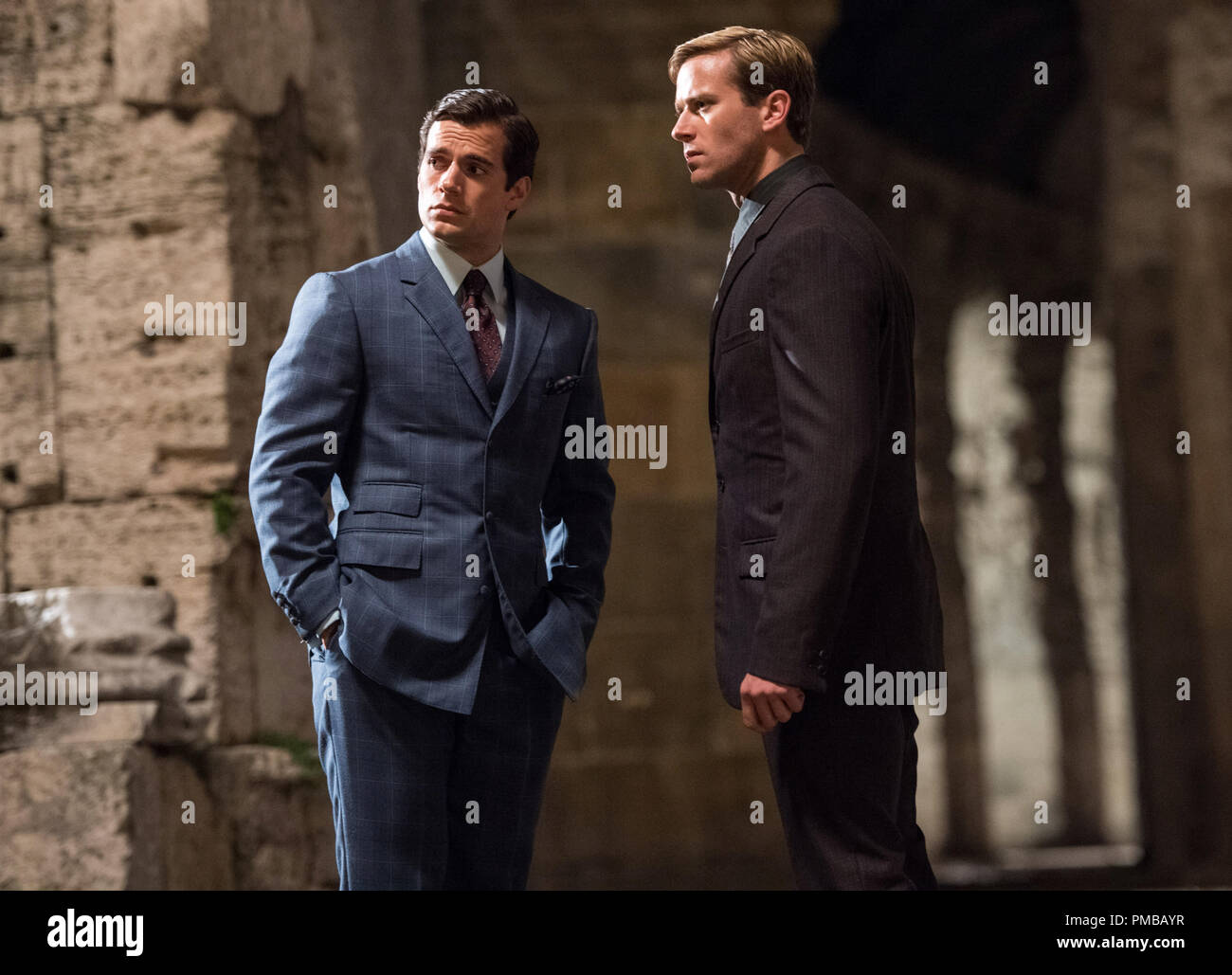 L R Henry Cavill Als Solo Und Armee Hammer Als Illya In Warner Bros Pictures Action Adventure Der Mann Von U N C L E Ein Warner Bros Bilder Freigeben Stockfotografie Alamy