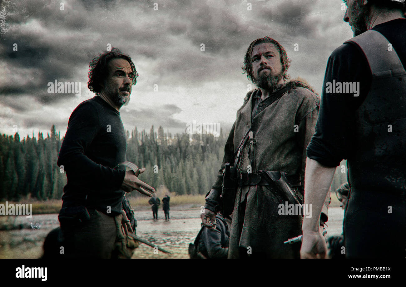 Renommierte Filmemacher Alejandro González Iñárritu ("Birdman", "Babel") leitet Leonardo DiCaprio am Set von "Der Wiedergänger" 2015 Twentieth Century Fox Film Corporation Stockfoto